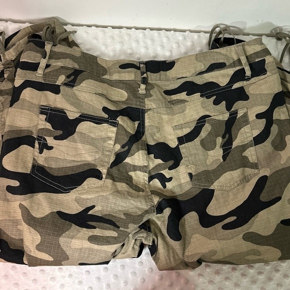 𝅺THE Route 66 Camo Cargo Capri Pants (Size 16) - Picture 5 of 8